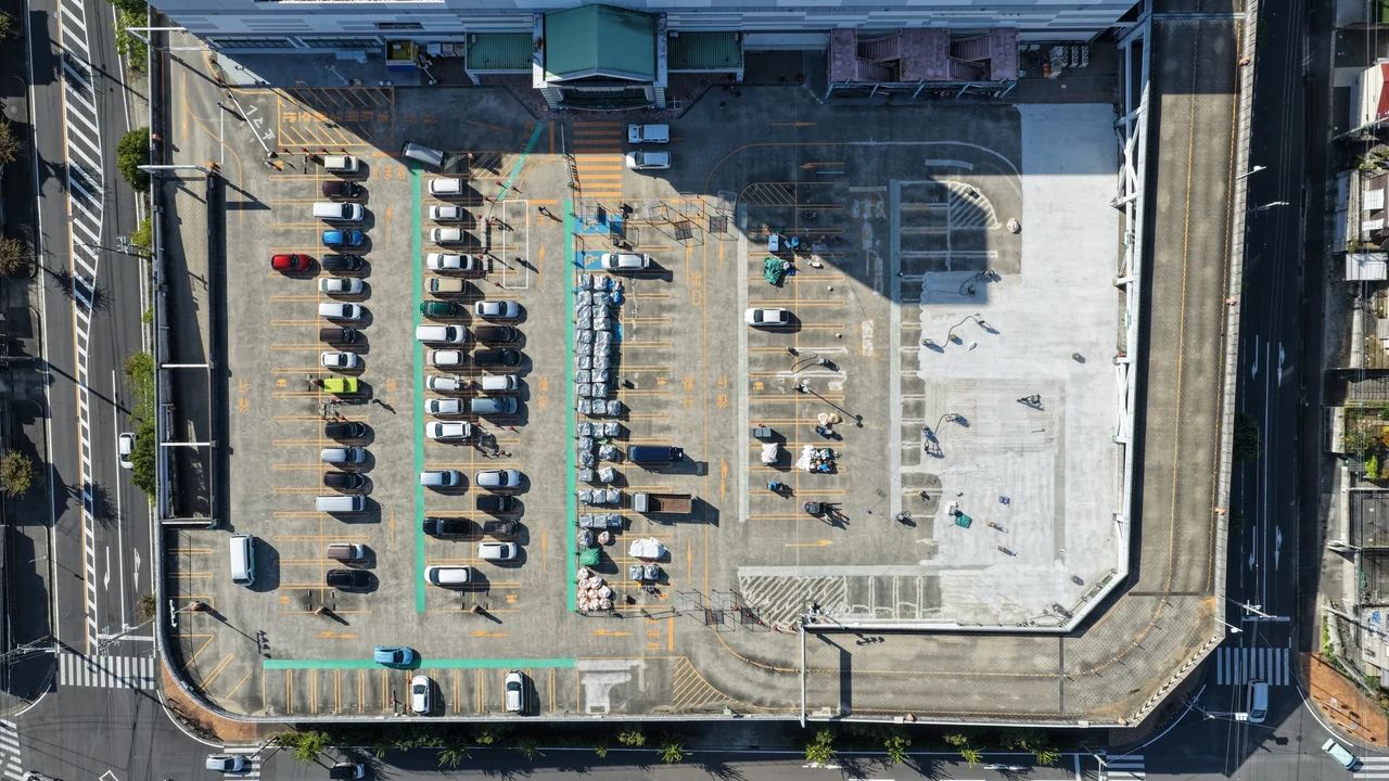 2025年10月29日、車両がある区画と工事中の区画を上空から見た屋上駐車場