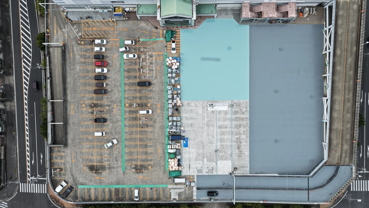 2025年11月13日、施工が進んだ床面と工事中の区画を上空から見た屋上駐車場